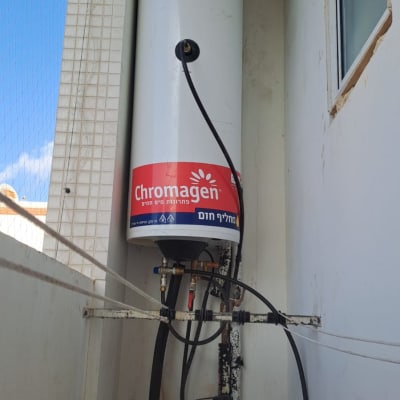 דוד שמש כרומגן מותקן על קיר עם צינורות