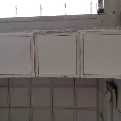ארונות מטבח עם סימני תיקון ושקע חשמלי