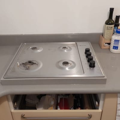 משטח שיש אפור עם כיריים ומכשירי מטבח