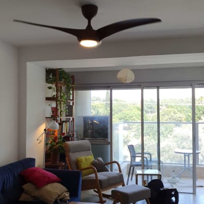 מאוורר תקרה עם תאורה דולקת בסלון