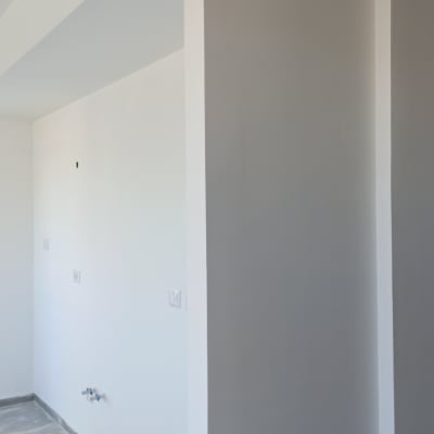 קיר גבס לבן עם חיבורים חשמליים