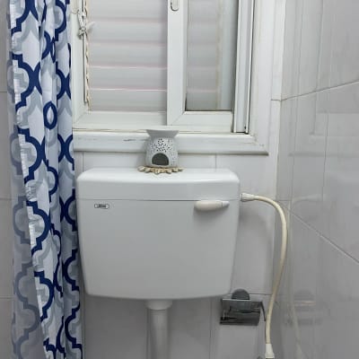 מיכל הדחה עם צינור מים וברז