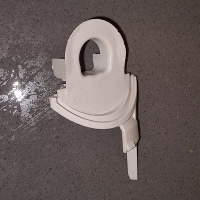 חלק פלסטיק לבן על רקע כהה