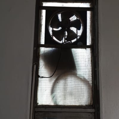 חלון עם זכוכית ומאוורר מותקן