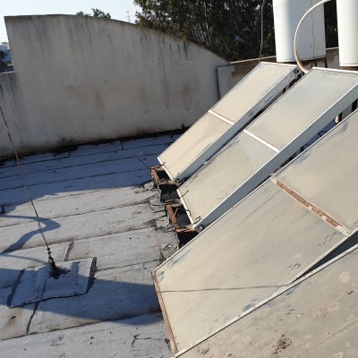 לוחות סולאריים על גג עם איטום ביטומני