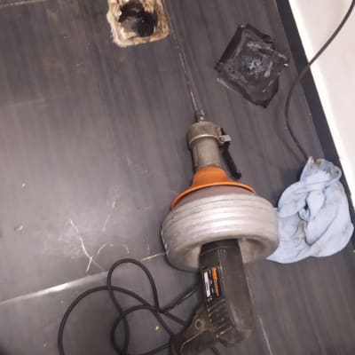 כלי עבודה של אינסטלטור על רצפת חדר אמבטיה