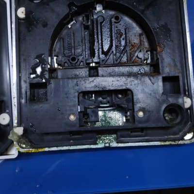 חלק פנימי של מכשיר עם סימני חלודה ונוזלים