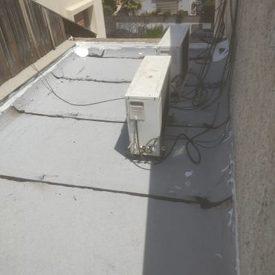 גג אטום עם חומר איטום לבן סביב מזגנים