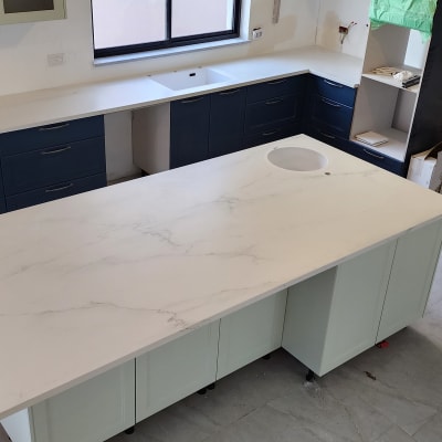 משטח שיש לבן עם עורקים אפורים במטבח