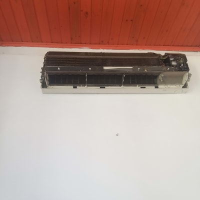 יחידת מזגן מפורקת על קיר לבן