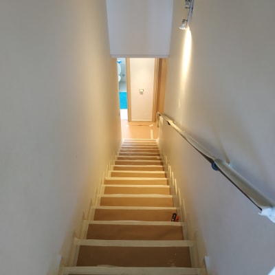 מדרגות מכוסות בנייר דבק לצביעת קירות