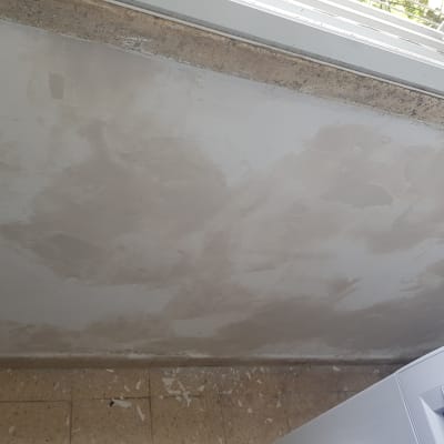 קיר עם סימני שפכטל ותיקוני צבע