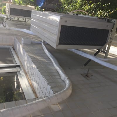 יחידת מיזוג אוויר חיצונית עם צינורות חשמל