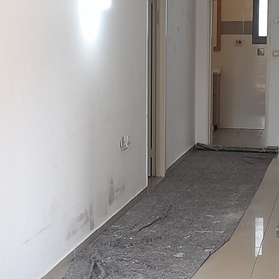 קיר צבוע עם סימני תיקון, יריעת מגן על הרצפה