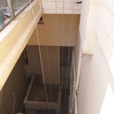 חוטים מתוחים בין קירות למניעת כניסת יונים