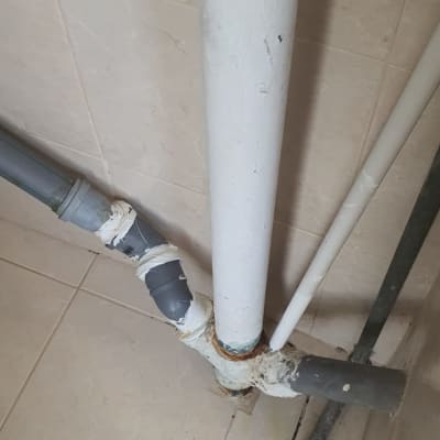 צינורות מים מחוברים עם איטום לבן