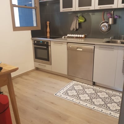 רצפת פרקט עץ בהירה במטבח מודרני