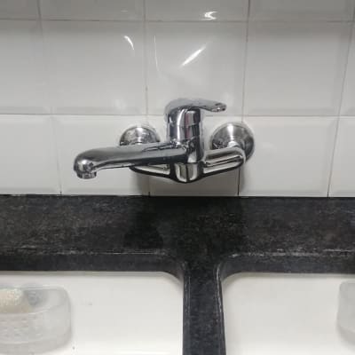 ברז כרום מעל כיור כפול עם ספוגים