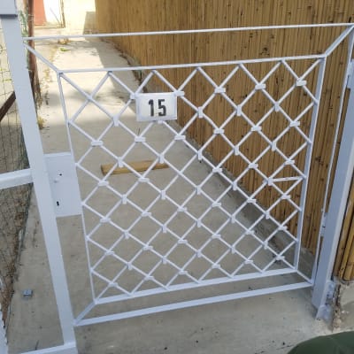 שער מתכת לבן עם מספר 15