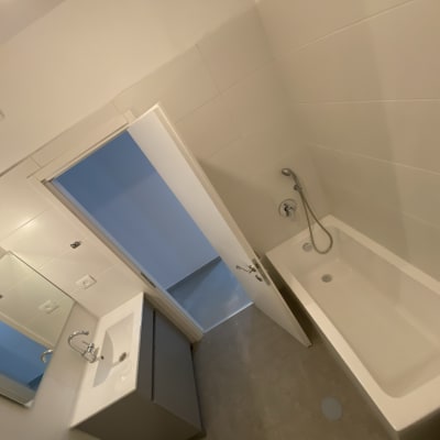 חדר אמבטיה עם כיור, מראה ואמבטיה