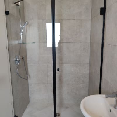 מקלחון עם דלת זכוכית וברז מקלחת כסוף