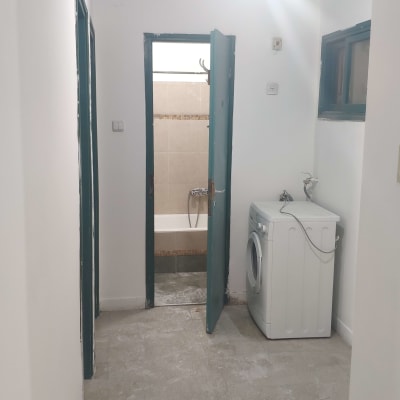 חדר עם דלתות צבועות בצבע ירוק כהה