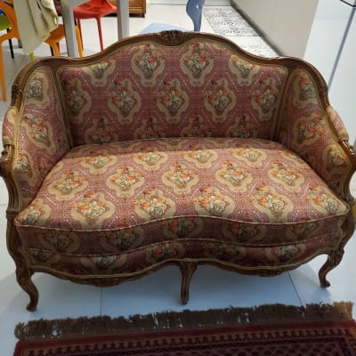 ספה מרופדת בדוגמת פרחים צבעונית