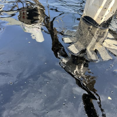 חומר איטום שחור סביב עמוד מתכת