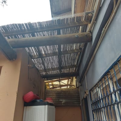 גג עץ עם קורות במרפסת חיצונית