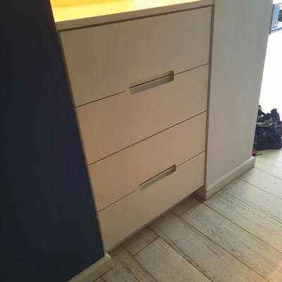 ארון מגירות עץ עם ידיות שקועות