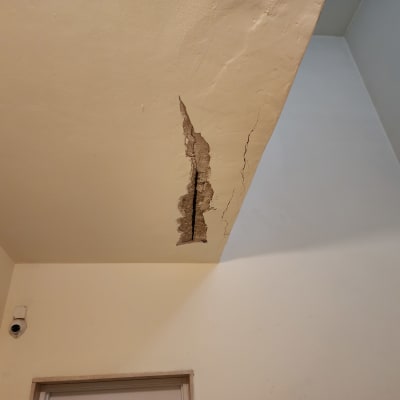 תקרה עם סדק גדול וחשיפת בטון