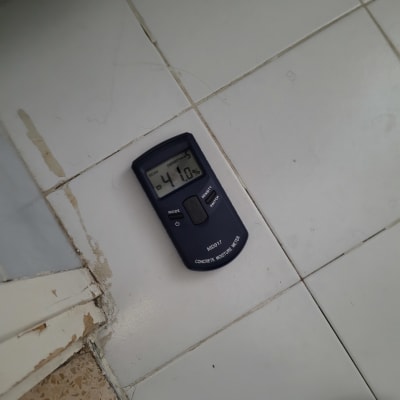 מד לחות על רצפה עם תצוגה של 41% לחות