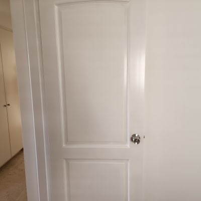 דלת לבנה עם ידית כסופה