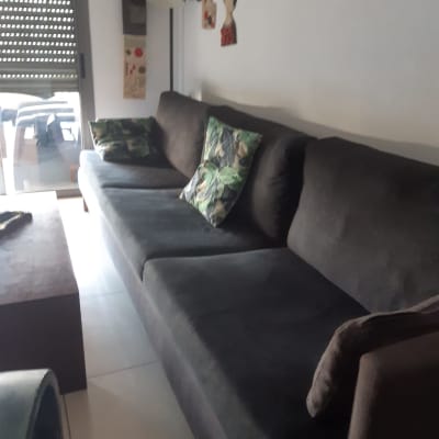 ספה כהה עם כריות דקורטיביות ירוקות