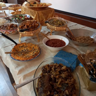 מגוון מנות חמות על שולחן קייטרינג מעוצב.