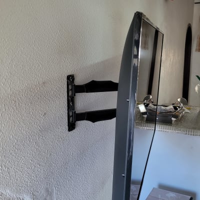 טלוויזיה מותקנת על קיר עם זרוע מתכווננת