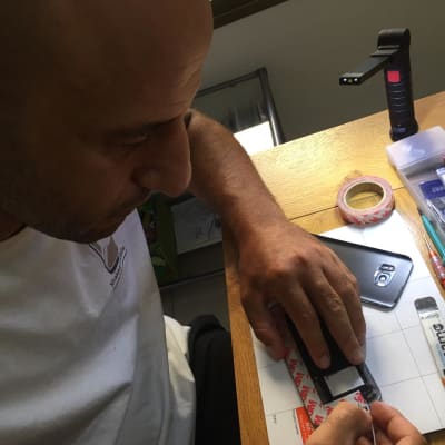 שאול מתקן את המכשיר בבית