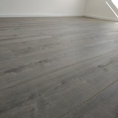 רצפת פרקט עץ בגוון אפור בחדר מואר