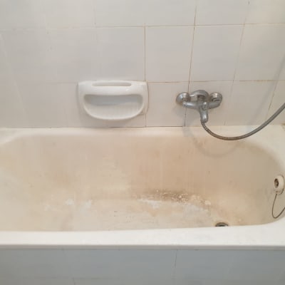 אמבטיה לבנה עם ברז ומקלחת יד