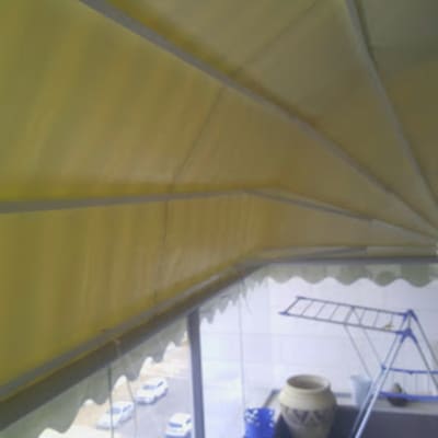 סוכך צהוב מתקפל על מרפסת