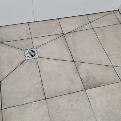 רצפת אריחים עם ניקוז במרכז