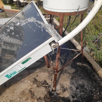 דליפת מים מצינור מחובר לדוד שמש על גג