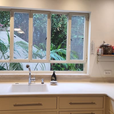 שיש לבן במטבח עם כיור וברז כסוף