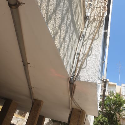 צינורות מחוברים לקיר עם תושבות מתכת