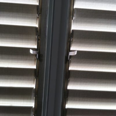 תריסים סגורים עם רשת מגן על חלון