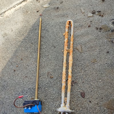 גוף חימום ומדחום של דוד שמש מונחים על הקרקע