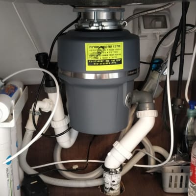 מערכת סינון מים מתחת לכיור עם צינורות וחיבורים