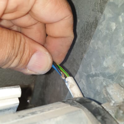 יד מחזיקה חוטי חשמל ליד תריסים