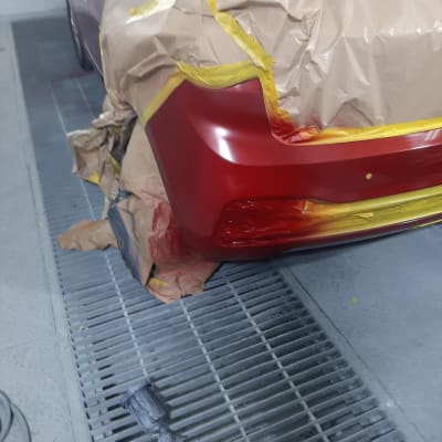 חלק אחורי של רכב עם נייר דבק לצביעה