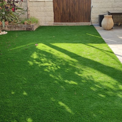 עצים ודשא מלאכותי עם עגלת עץ לגינון